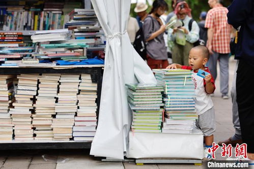 我與地壇 北京書市開啟，廣告設(shè)計引領(lǐng)圖書展銷規(guī)模創(chuàng)新高